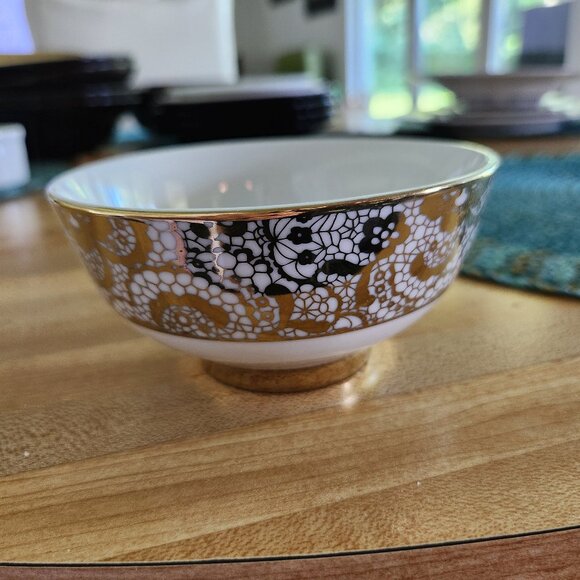 Gold Trimmed Porcelain Rice Bowl Charming Home Pottery - Picture 1 of 4